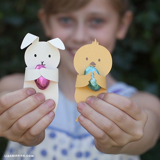30+ Creative DIY Easter Crafts for Kids DIY Easter candy huggers tutorial momooze.com online magazine for moms
