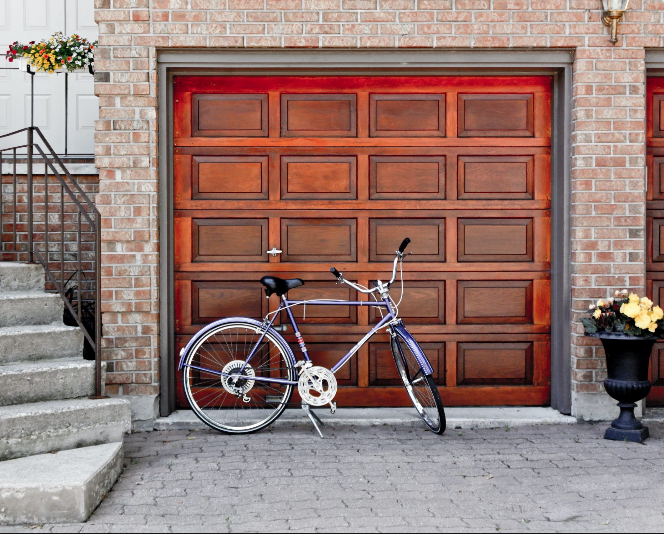 9 Budget-Friendly Garage Door Designs | momooze.com