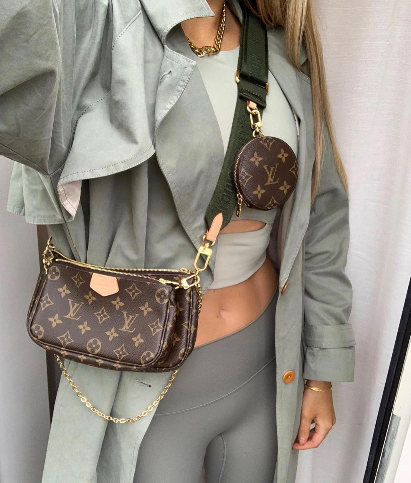 Layered neutral outfit. Gucci belt & Louis Vuitton Pochette Metis Reverse.