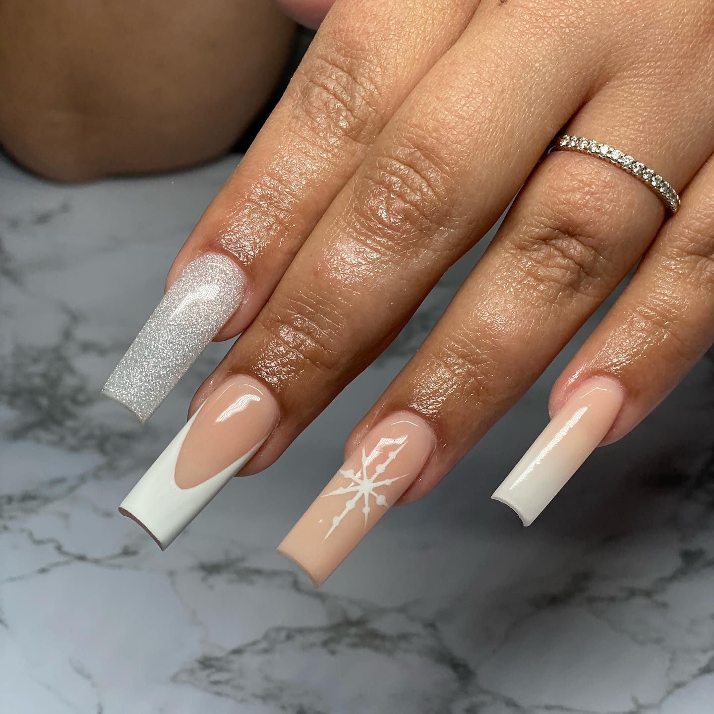 21 Cute and Simple Snowflake Nail Ideas for Christmas 2021 | FAYD