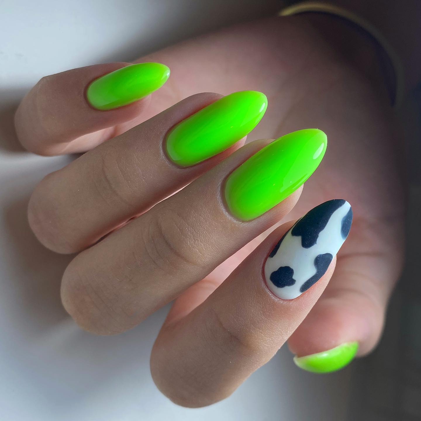 Neon green nails hi-res stock photography and images - Page 5 - Alamy