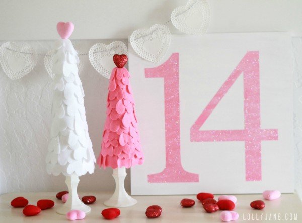 Top Valentine's Day DIY Ideas felt heart valentine trees momooze.com online magazine for moms