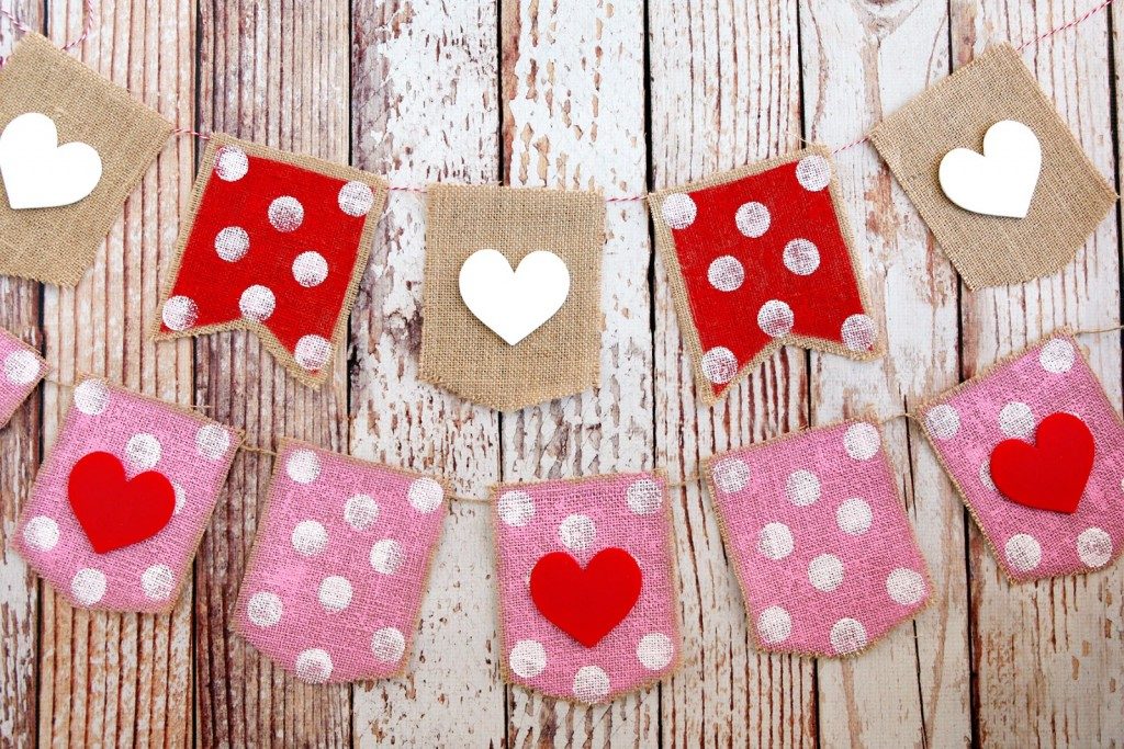 Top Valentine's Day DIY Ideas valentine's day heart banner momooze.com online magazine for moms