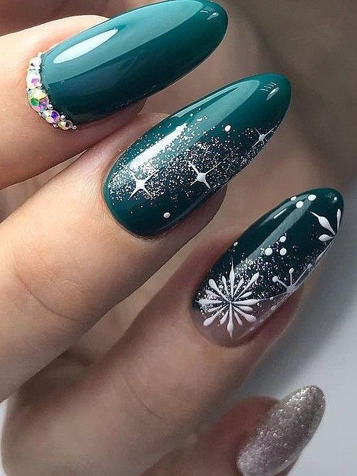 green Christmas nails design inspiration 