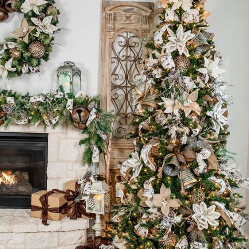 23+ Stylish Festive Christmas Decor Ideas for Staircase