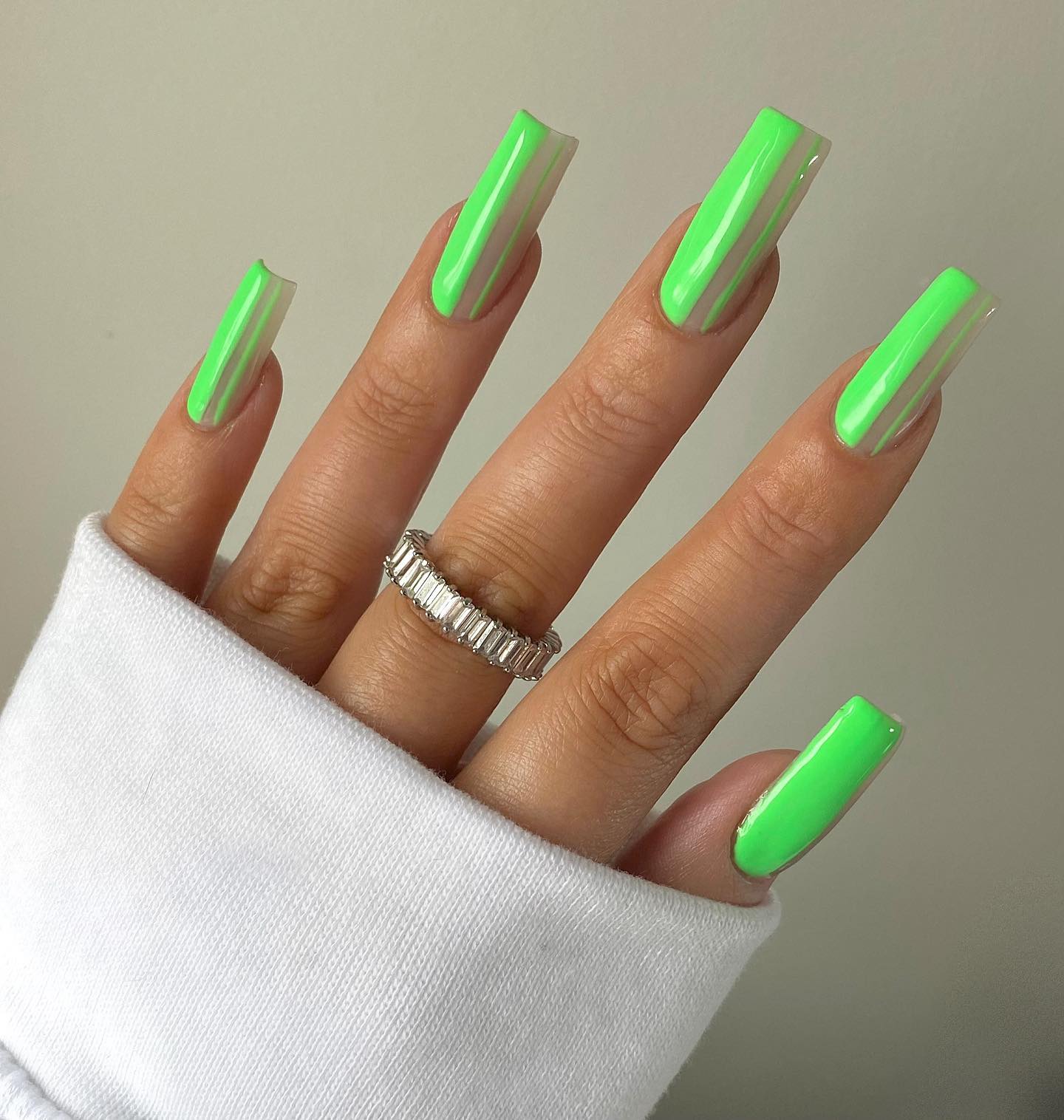 I know a chick - Lime green nails with glitter.... always with glitter...  Tinkerbell Green 😍& they glow under LED light! Whoa! A couple of sneaky  nail apps available this week coming