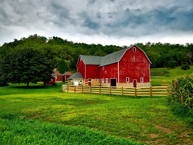 Why Might Someone Use a Barn-Style Building for Both Cars and Craft Hobbies? 4 pexels pixabay 235725