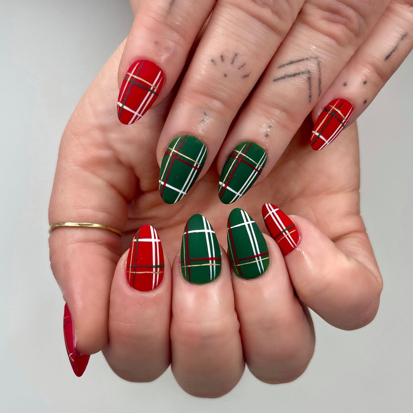 red and green christmas nails 51