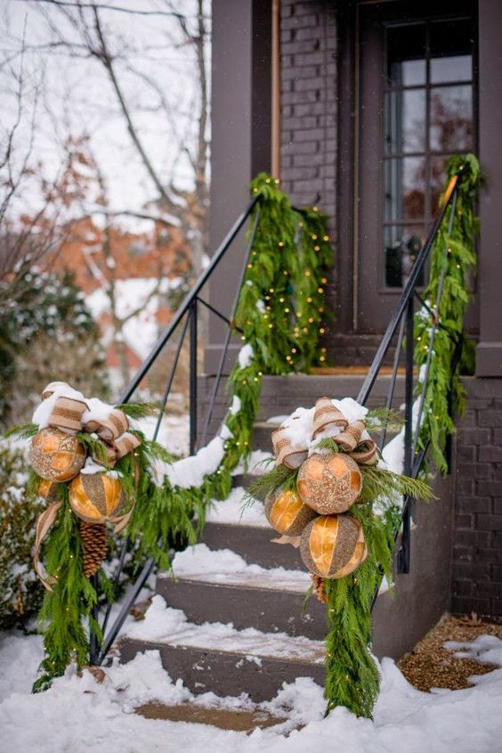 55+ Festive DIY Xmas Garlands Ideas for Fireplaces and Stairs